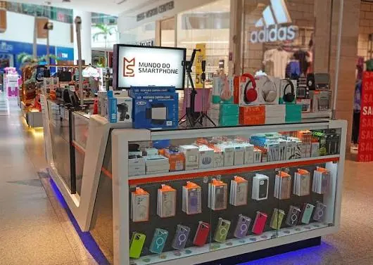 Quiosque de celulares em shopping com capinhas e acessórios expostos